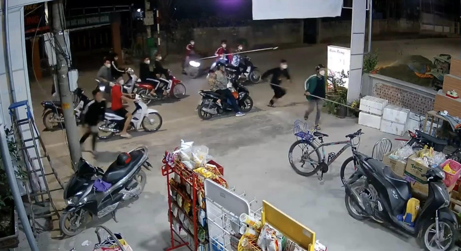 Công an huyện Thủy Nguyên: Điều tra nhóm thanh niên đi xe máy mang hung khí đi 